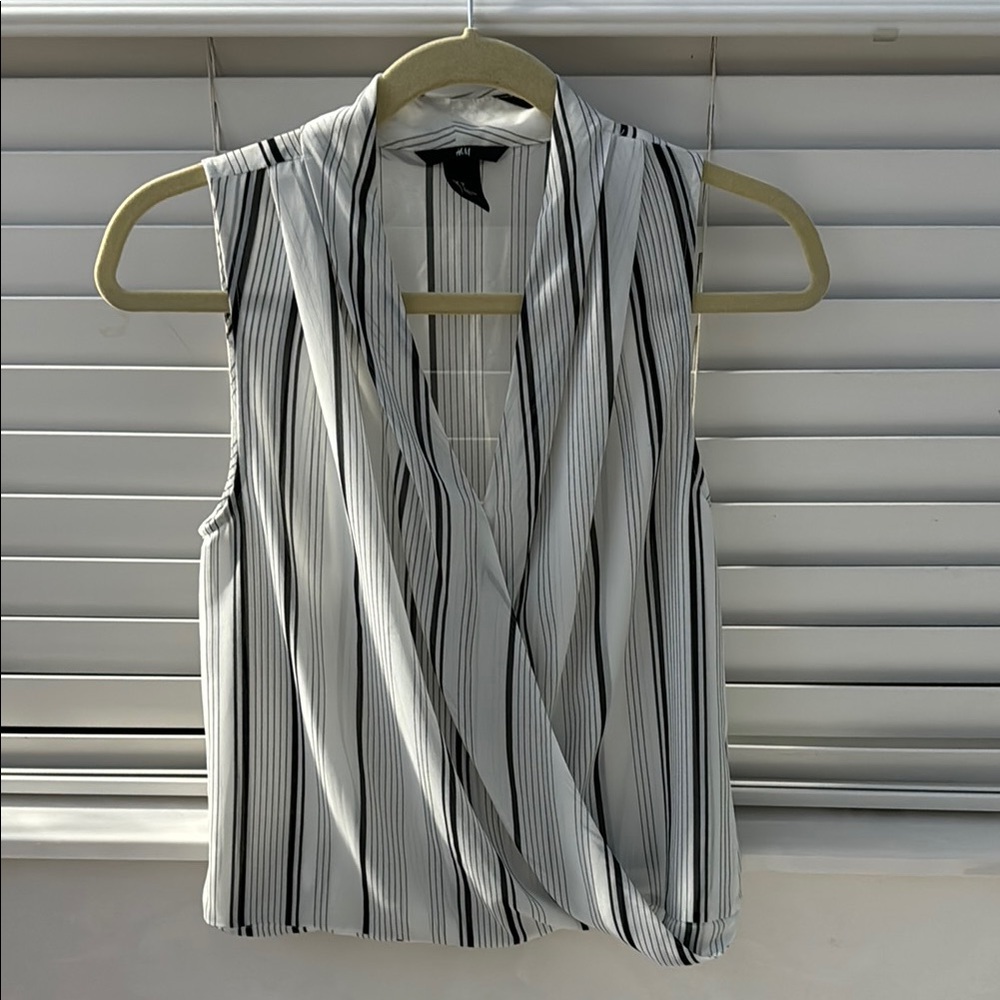 H&M Striped Black and White Sleeveless Low-neck Top size 2